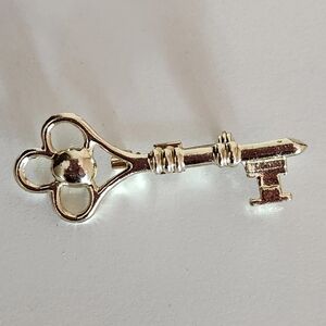 Vintage Elegant Gold Tone Key Brooch